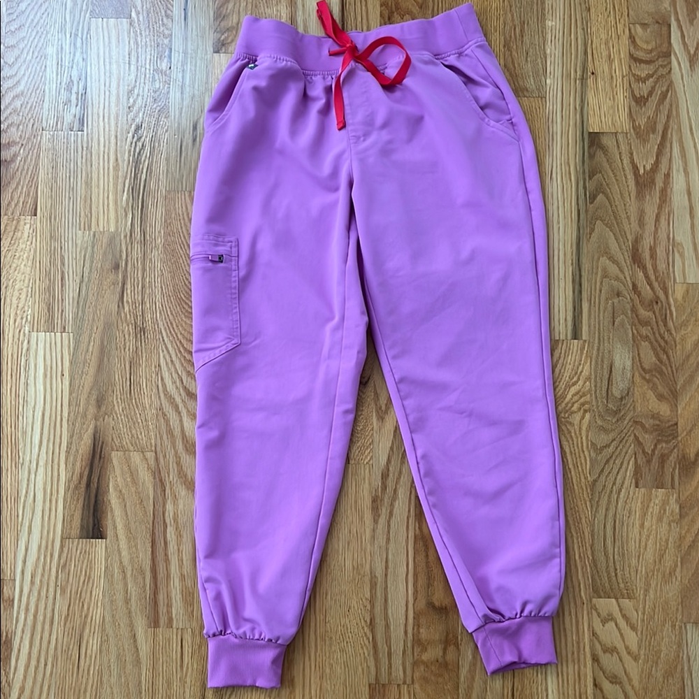 Figs Zamora Joggers
Color: Pink Cloud 🩷☁️
Size: small/petite